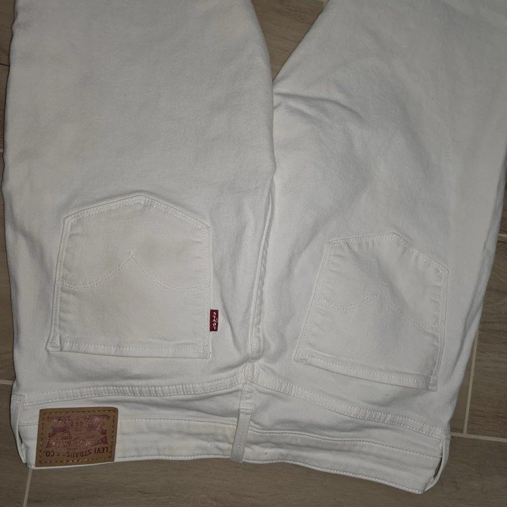 Women's White Levi's Jeans - Picture 14 of 16